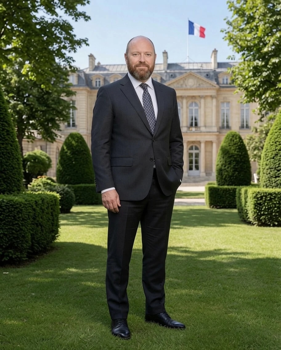 L'avatar-président généré par IA, dans les jardins d'un Élysée imaginaire